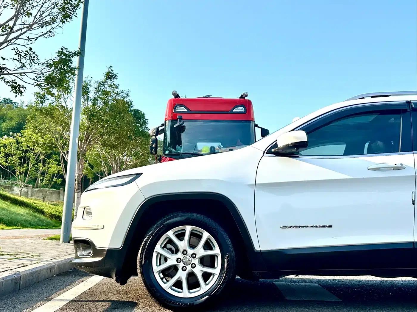 Jeep Cherokee 2017 2.4L Leading Edition — миниатюра 13
