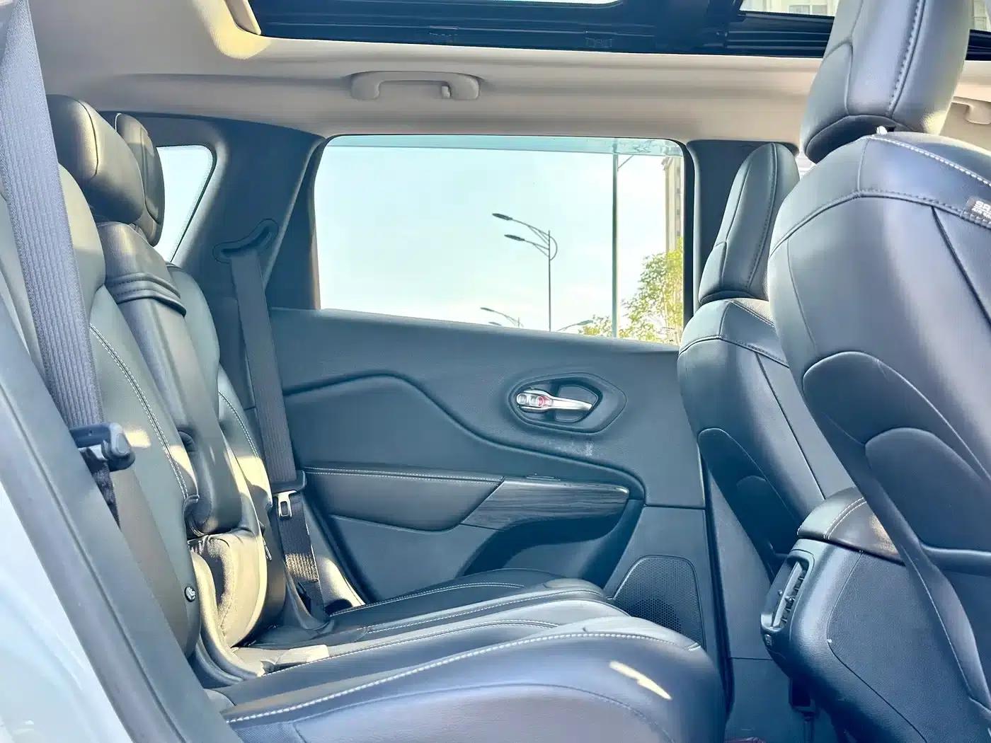 Jeep Cherokee 2017 2.4L Leading Edition — миниатюра 27
