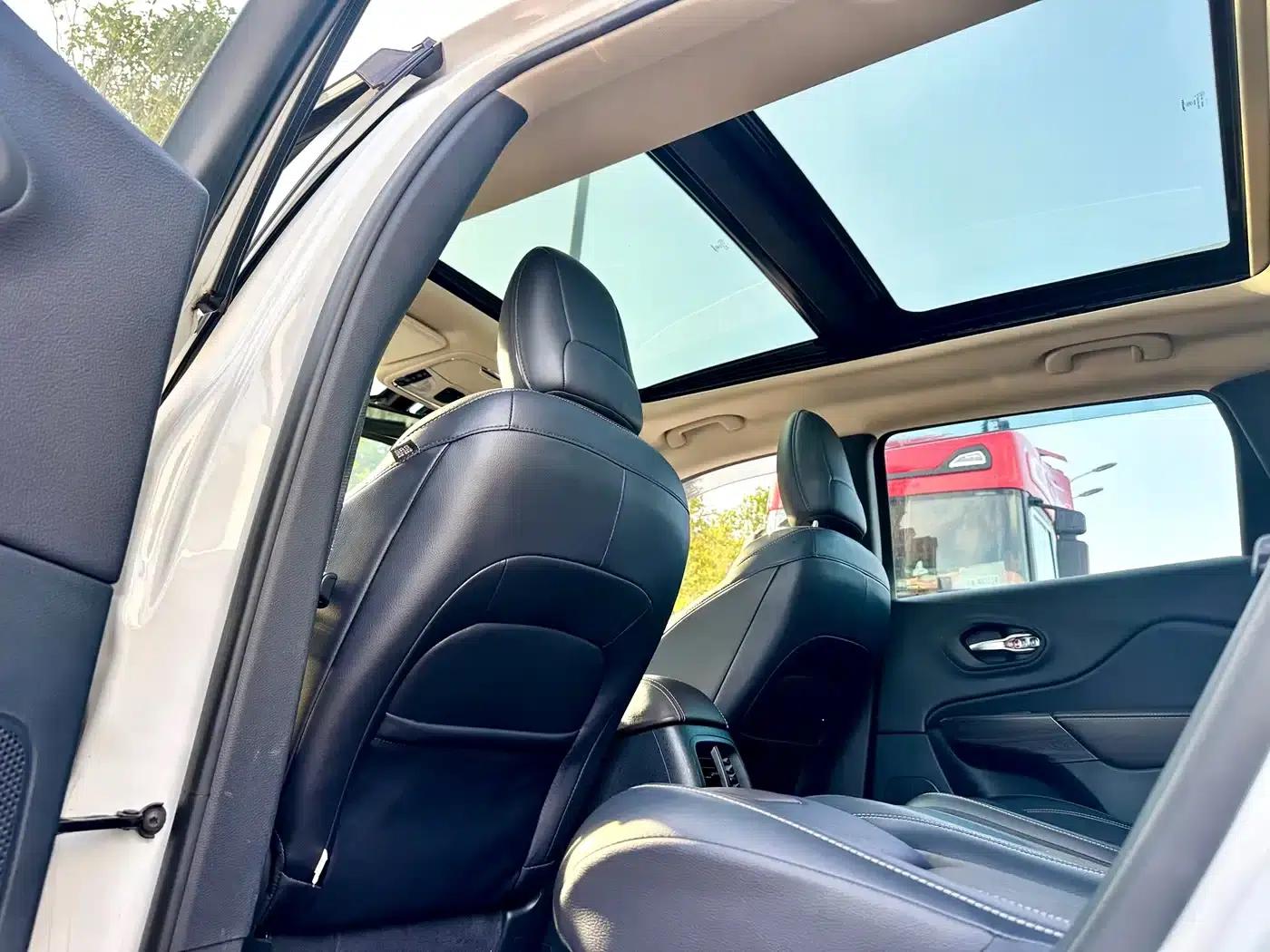 Jeep Cherokee 2017 2.4L Leading Edition — миниатюра 28