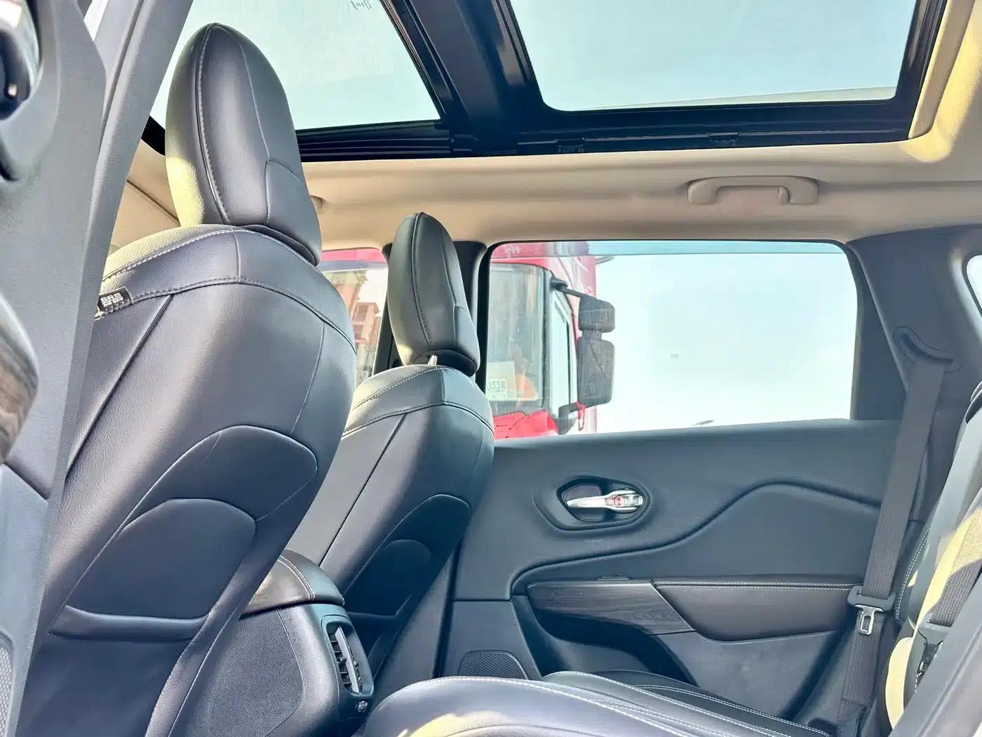 Jeep Cherokee 2017 2.4L Leading Edition — миниатюра 32