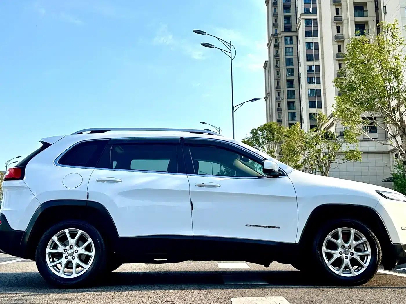 Jeep Cherokee 2017 2.4L Leading Edition — миниатюра 9