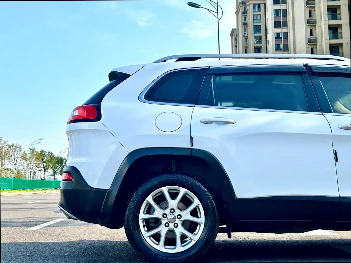 Jeep Cherokee 2017 2.4L Leading Edition — миниатюра 10