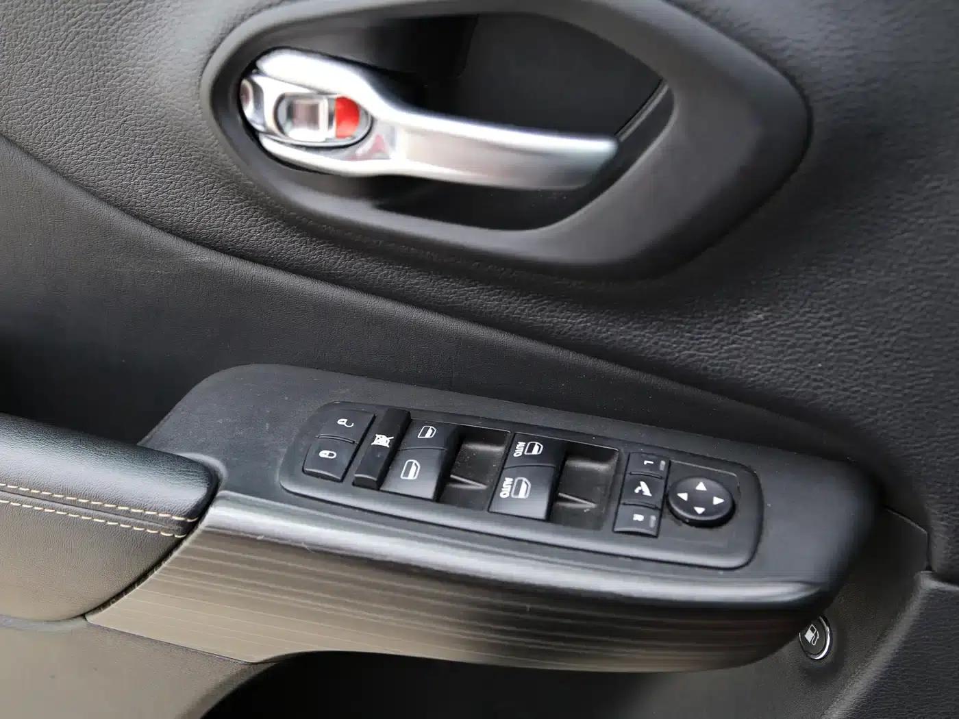 Jeep Cherokee 2016 2.4L Leading Edition — миниатюра 12