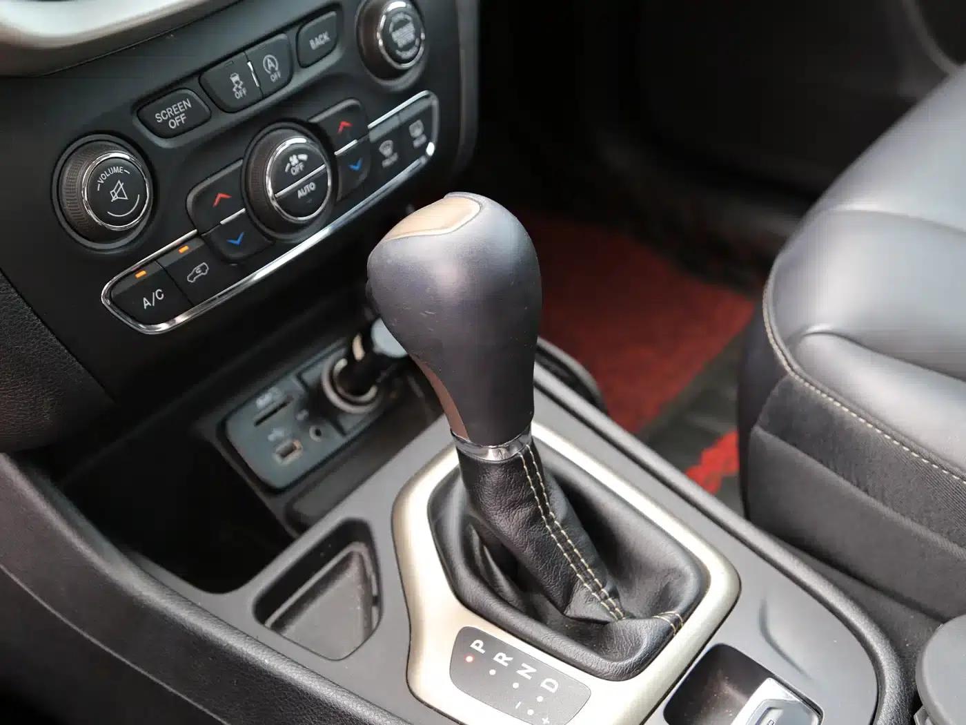 Jeep Cherokee 2016 2.4L Leading Edition — миниатюра 9