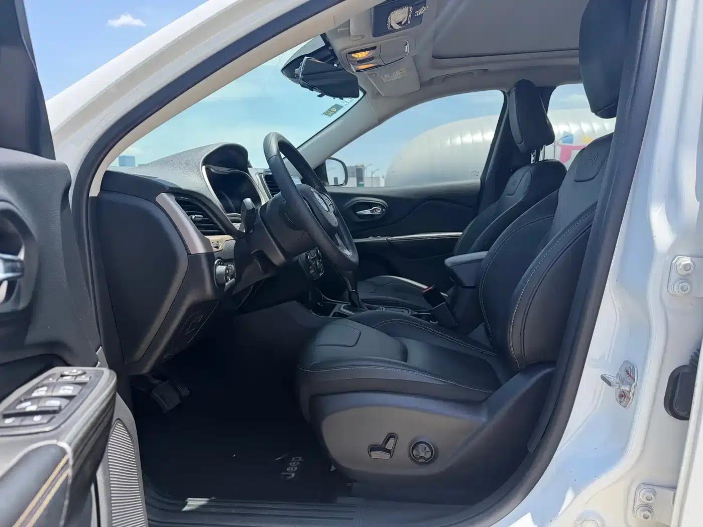 Jeep Cherokee 2017 2.4L Leading Edition — миниатюра 13