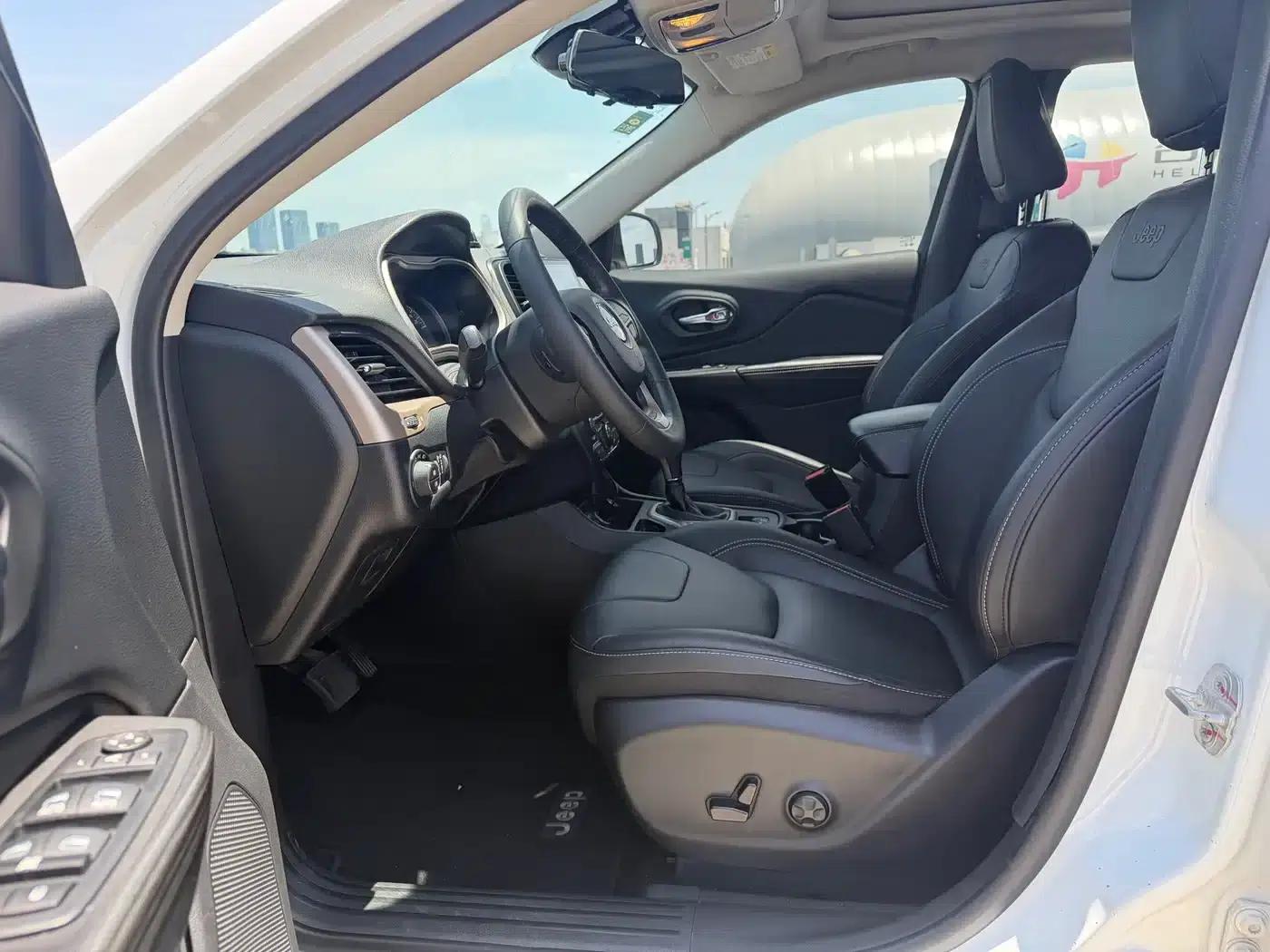 Jeep Cherokee 2017 2.4L Leading Edition — миниатюра 9