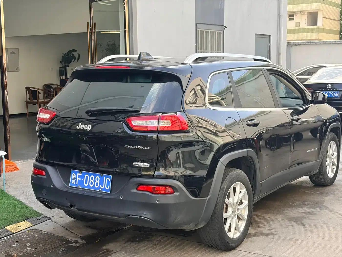 Jeep Cherokee 2016 2.0L Premium Edition — миниатюра 11