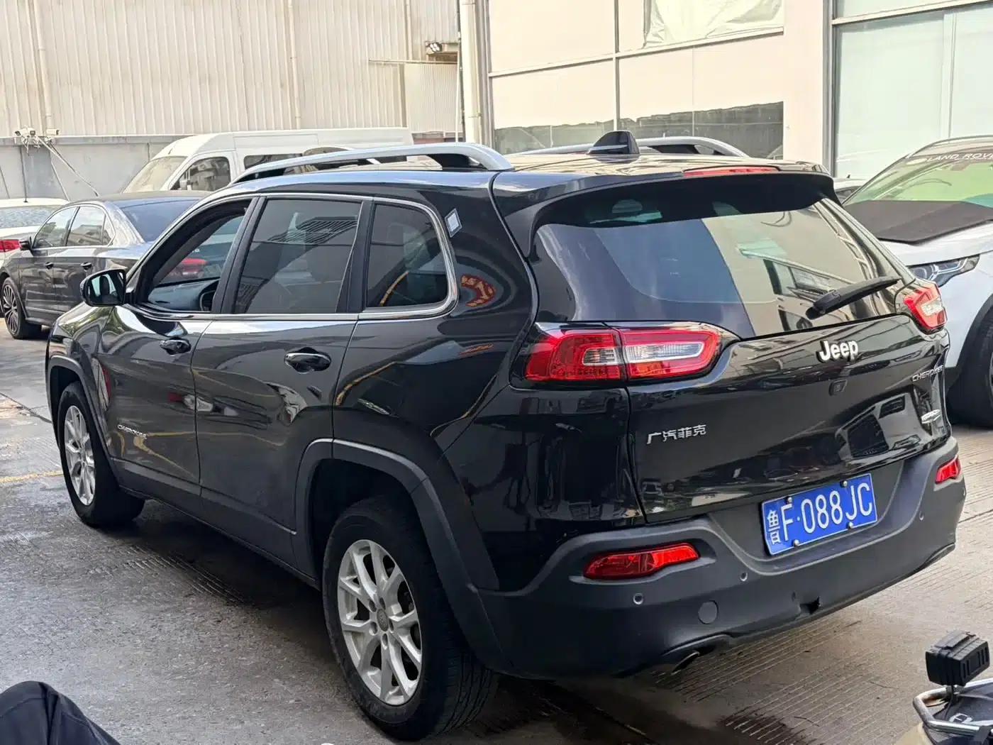 Jeep Cherokee 2016 2.0L Premium Edition — миниатюра 14