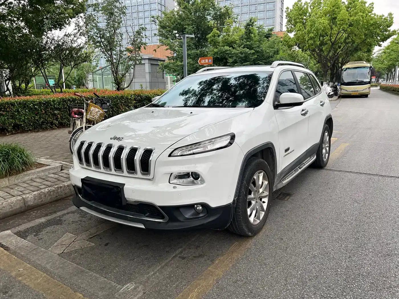 Jeep Cherokee 2016 2.4L Premium Edition — миниатюра 1
