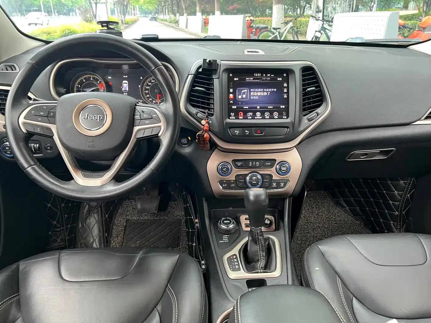 Jeep Cherokee 2016 2.4L Premium Edition — миниатюра 11