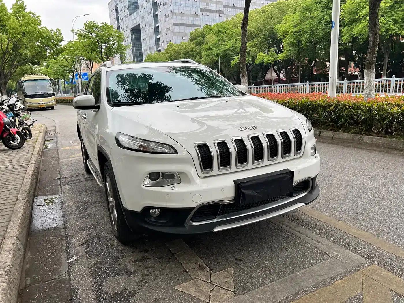 Jeep Cherokee 2016 2.4L Premium Edition — миниатюра 3