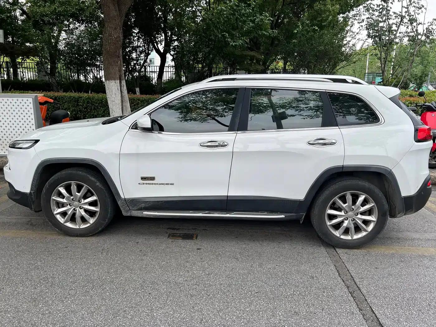 Jeep Cherokee 2016 2.4L Premium Edition — миниатюра 4