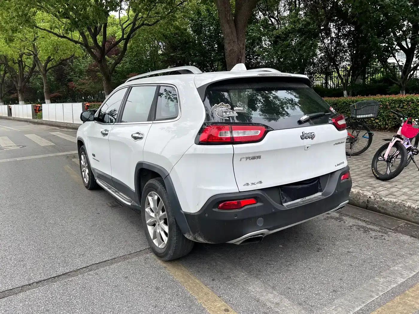 Jeep Cherokee 2016 2.4L Premium Edition — миниатюра 5