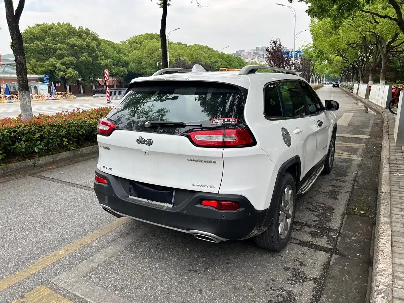 Jeep Cherokee 2016 2.4L Premium Edition — миниатюра 7