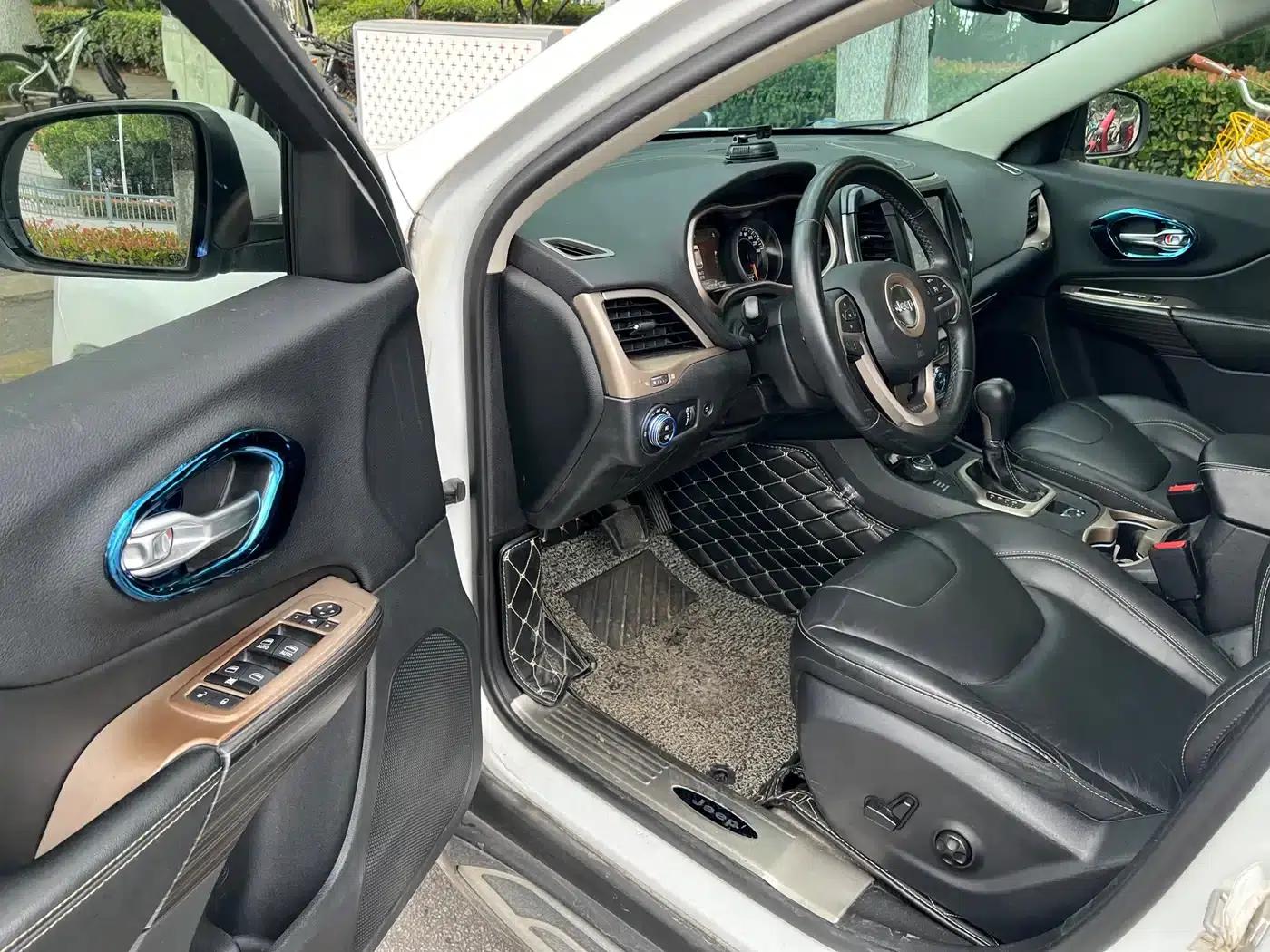 Jeep Cherokee 2016 2.4L Premium Edition — миниатюра 8