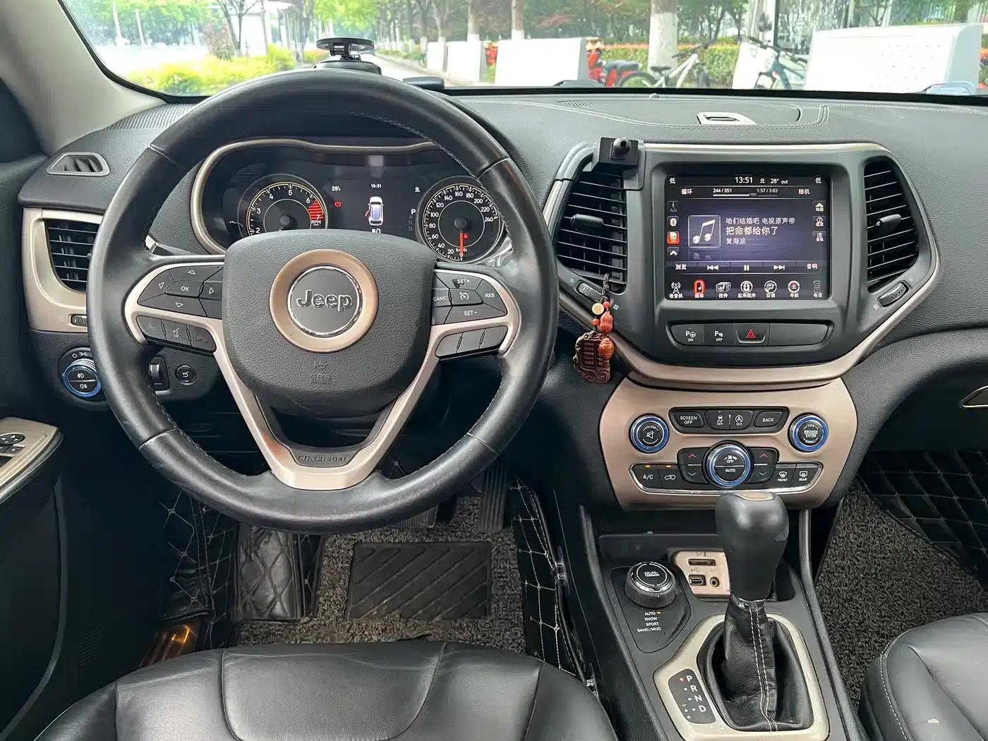 Jeep Cherokee 2016 2.4L Premium Edition — миниатюра 10