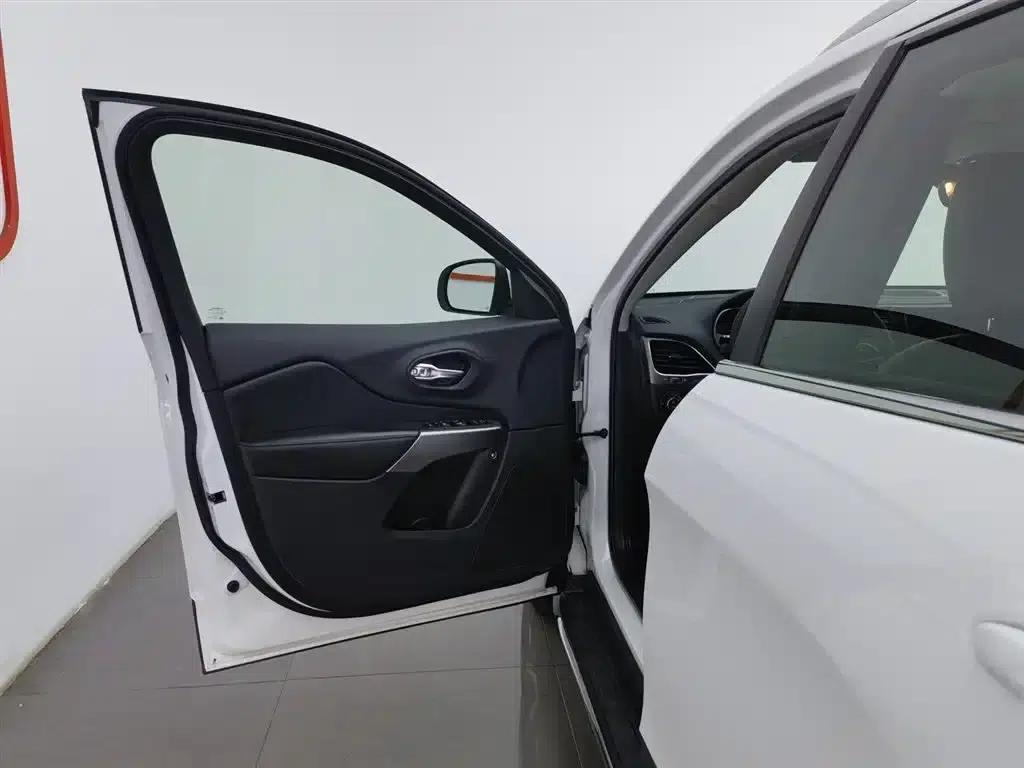 Jeep Cherokee 2019 2.0T 2WD Premium Edition (National V Emission Standard) — миниатюра 8