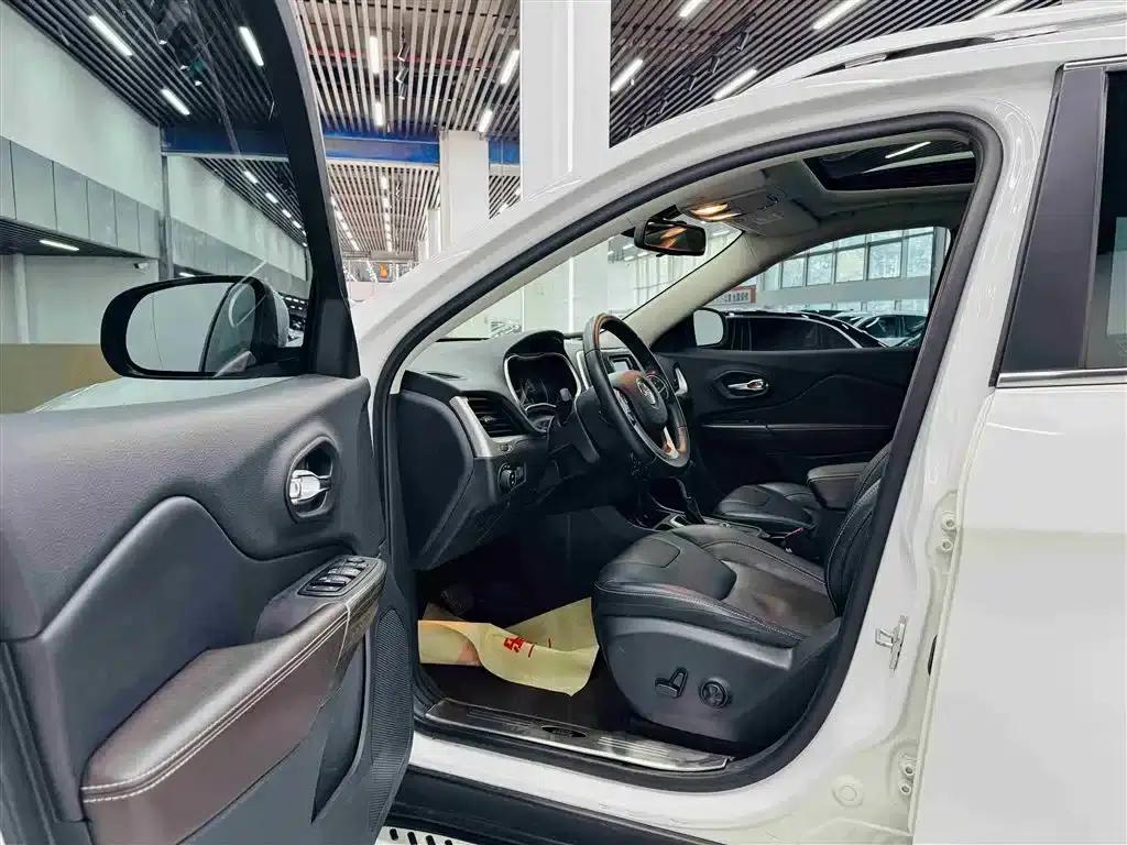 Jeep Cherokee 2016 2.4L Leading Edition — миниатюра 11