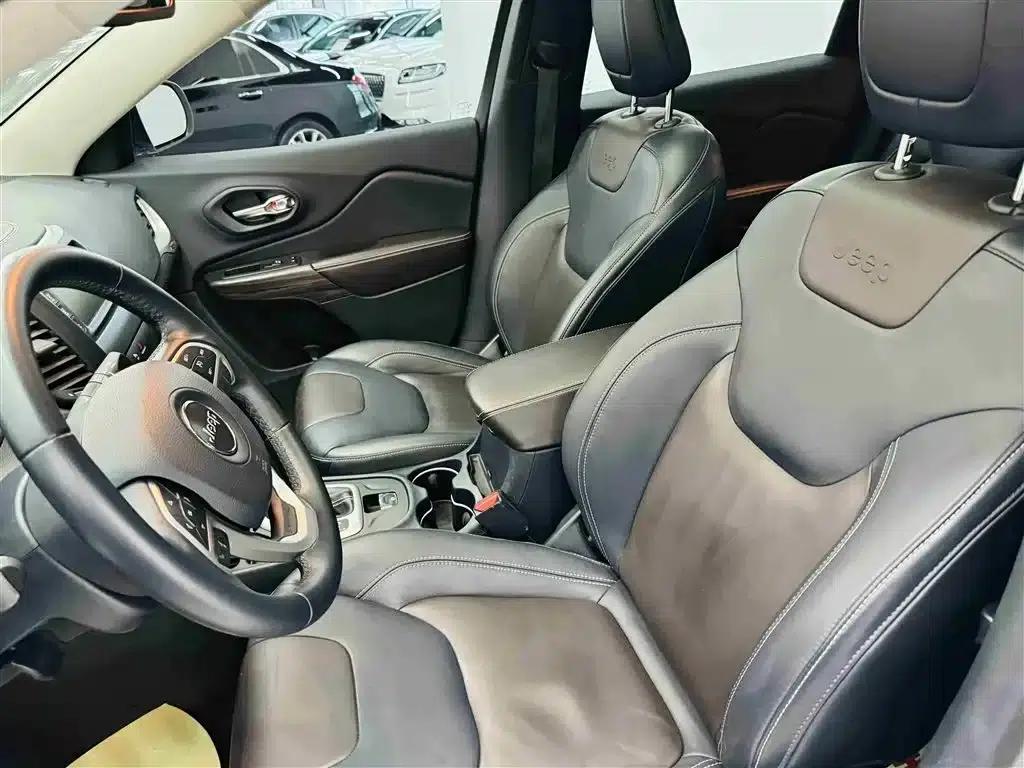 Jeep Cherokee 2016 2.4L Leading Edition — миниатюра 12