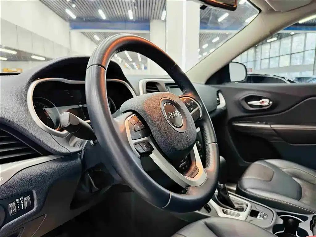 Jeep Cherokee 2016 2.4L Leading Edition — миниатюра 13