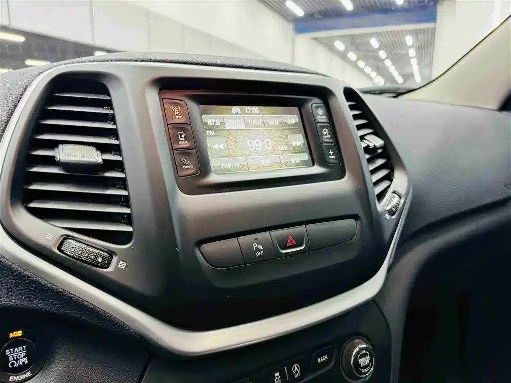 Jeep Cherokee 2016 2.4L Leading Edition — миниатюра 15