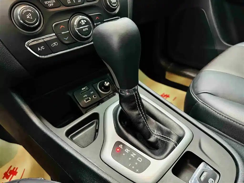 Jeep Cherokee 2016 2.4L Leading Edition — миниатюра 16