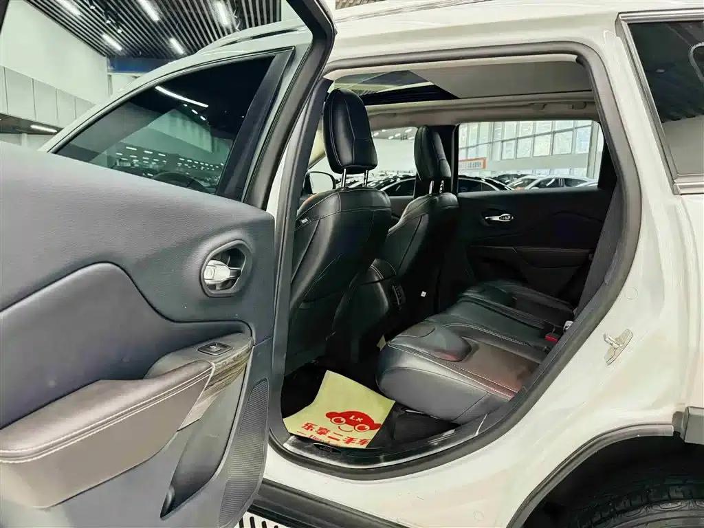 Jeep Cherokee 2016 2.4L Leading Edition — миниатюра 19