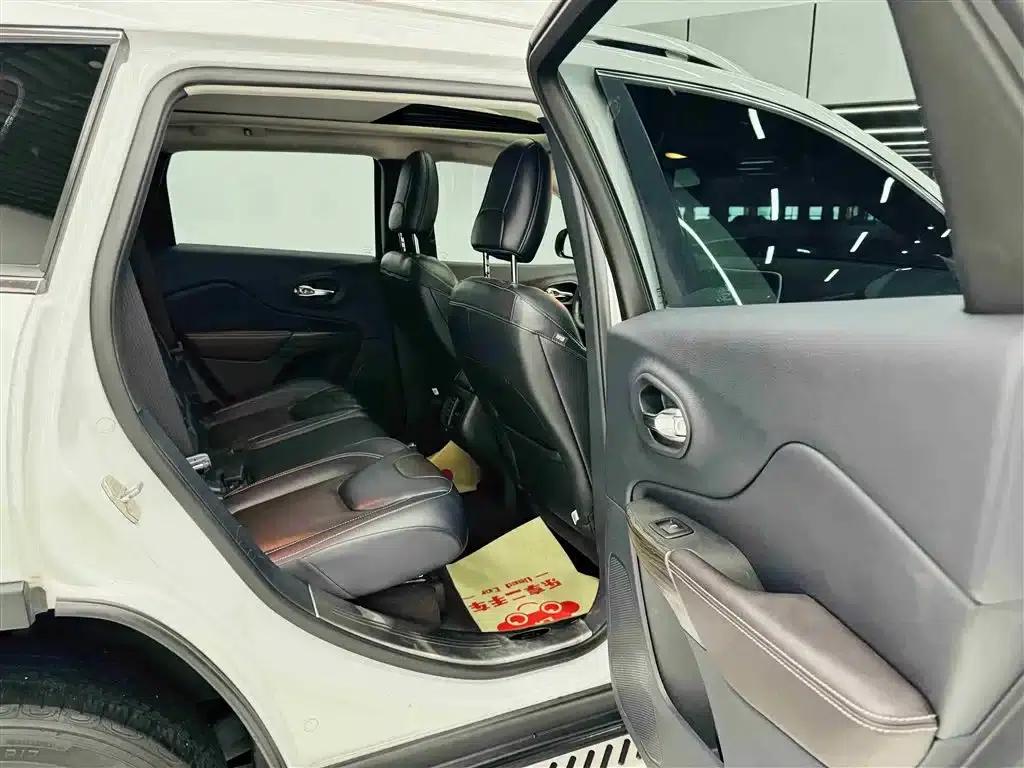 Jeep Cherokee 2016 2.4L Leading Edition — миниатюра 25
