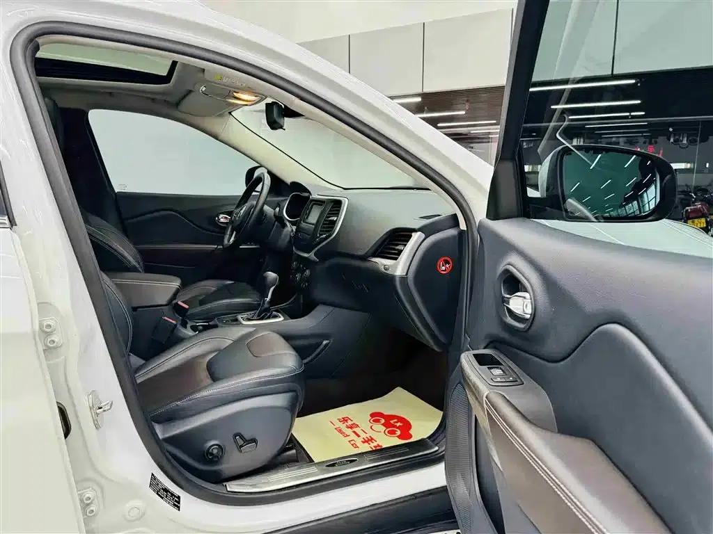 Jeep Cherokee 2016 2.4L Leading Edition — миниатюра 27