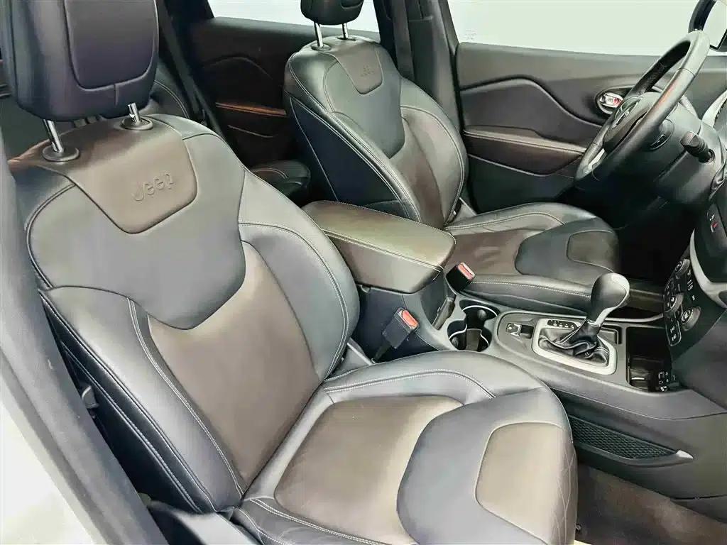Jeep Cherokee 2016 2.4L Leading Edition — миниатюра 28