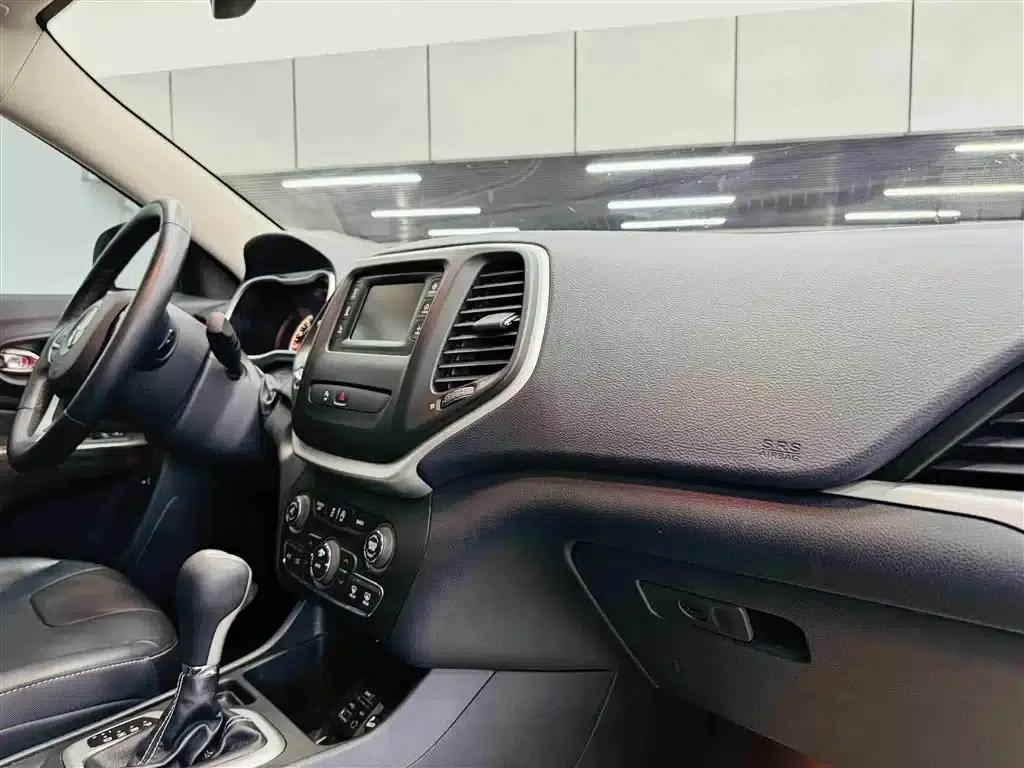 Jeep Cherokee 2016 2.4L Leading Edition — миниатюра 29