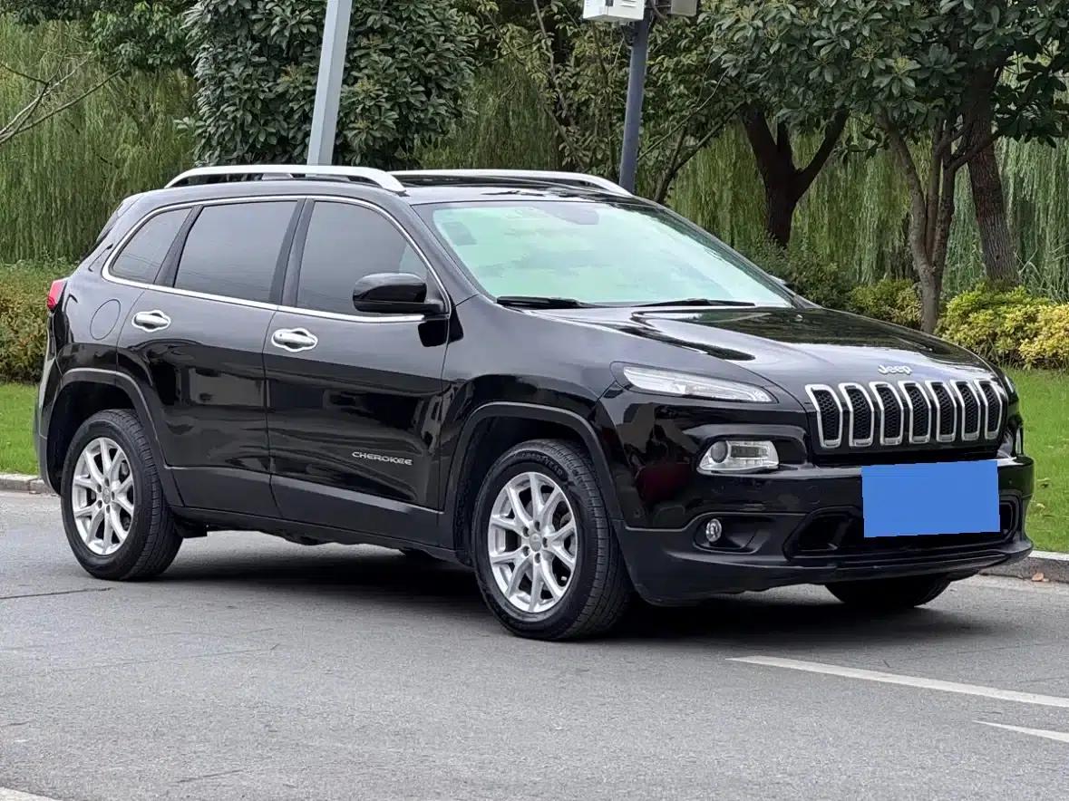 Jeep Cherokee 2016 2.4L Leading Intelligent Edition — миниатюра 3