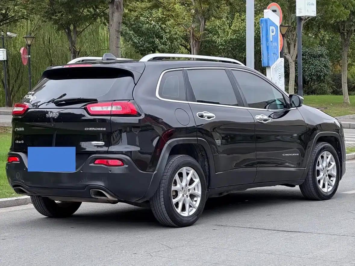 Jeep Cherokee 2016 2.4L Leading Intelligent Edition — миниатюра 4