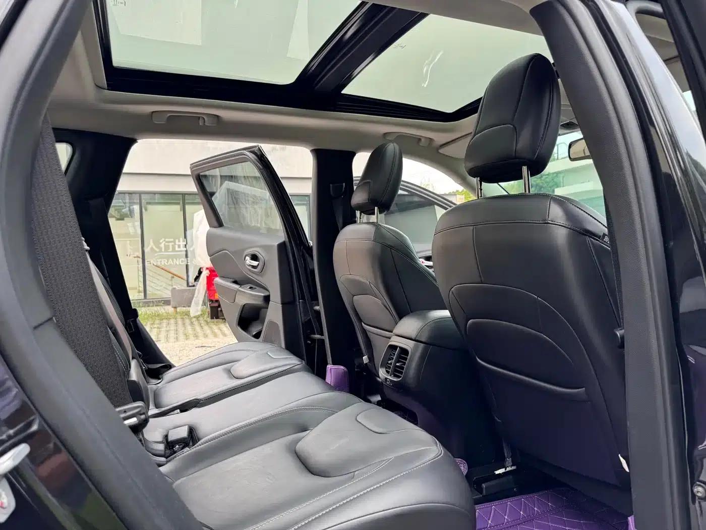 Jeep Cherokee 2016 2.4L Leading Intelligent Edition — миниатюра 9