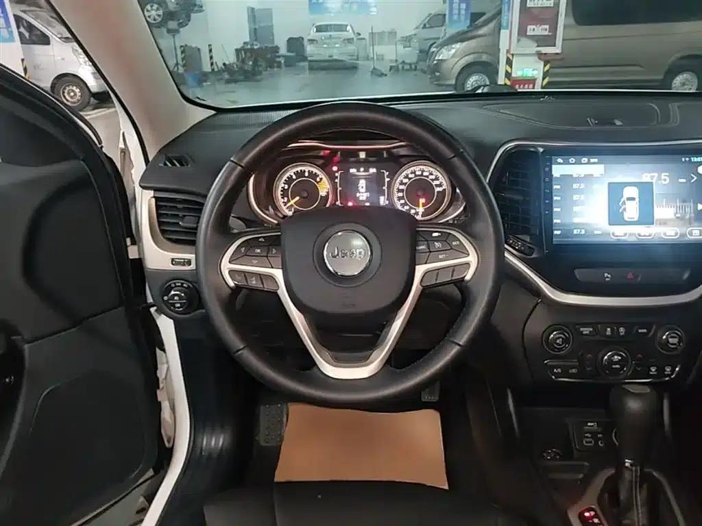 Jeep Cherokee 2016 2.4L Leading Edition — миниатюра 11