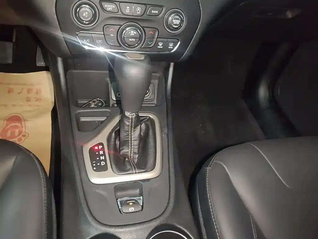 Jeep Cherokee 2016 2.4L Leading Edition — миниатюра 14