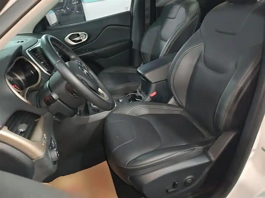 Jeep Cherokee 2016 2.4L Leading Edition — миниатюра 15