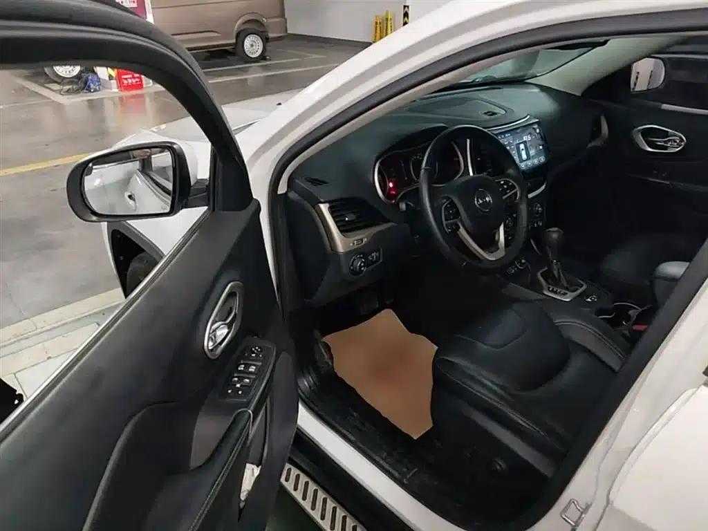 Jeep Cherokee 2016 2.4L Leading Edition — миниатюра 16