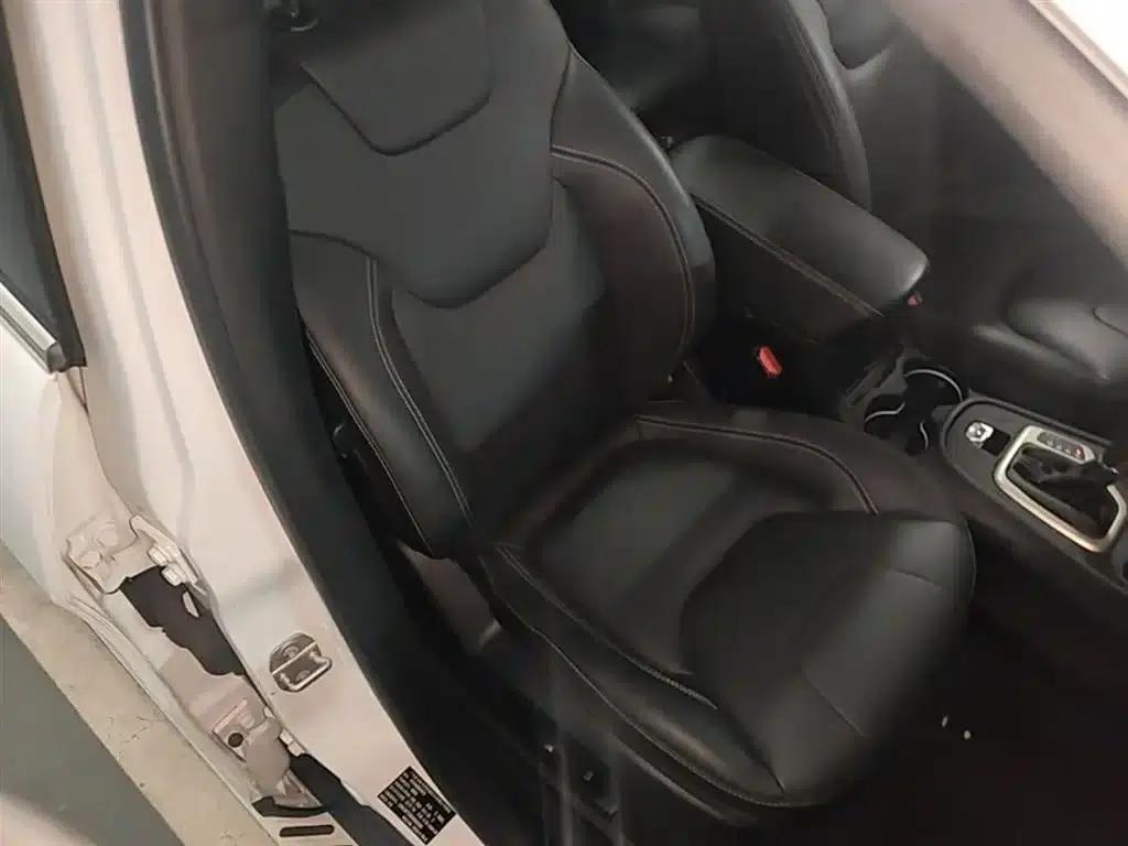 Jeep Cherokee 2016 2.4L Leading Edition — миниатюра 25
