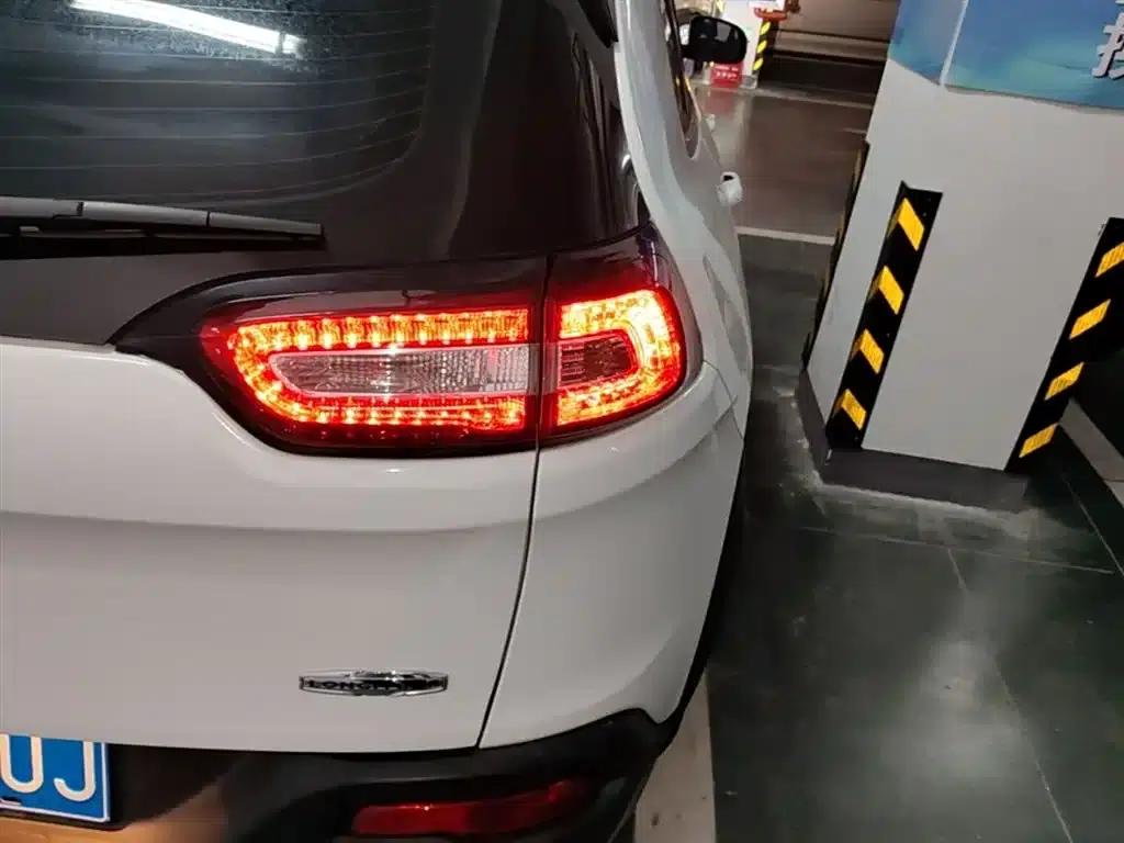 Jeep Cherokee 2016 2.4L Leading Edition — миниатюра 8