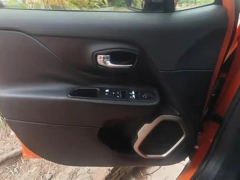 Jeep Renegade 2016 1.4T Automatic Smart Edition — миниатюра 7