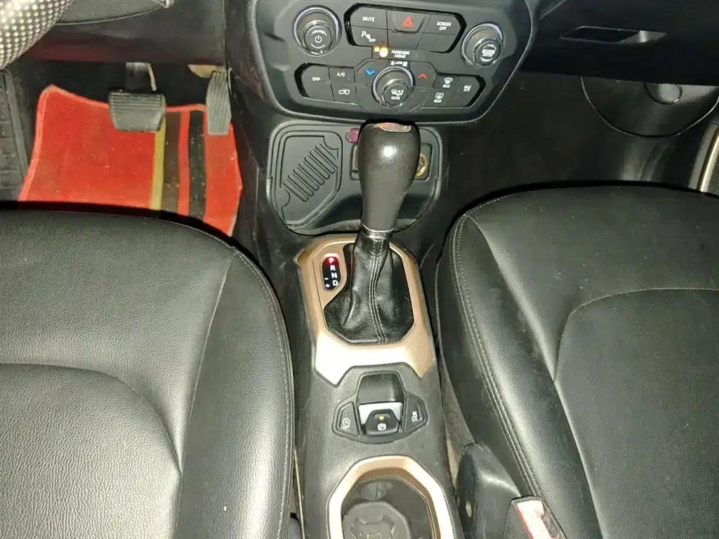 Jeep Renegade 2018 Connected Large Screen Edition 180T Automatic High-Performance Edition — миниатюра 10