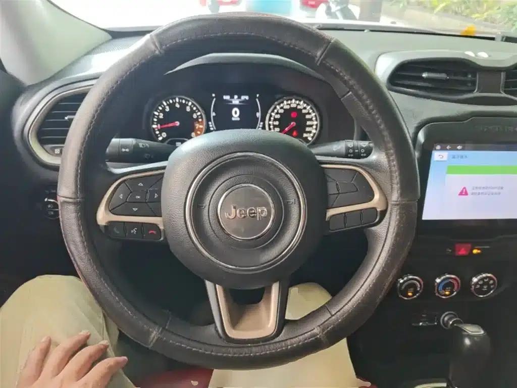 Jeep Renegade 2017 180T Automatic High-Performance Edition — миниатюра 11