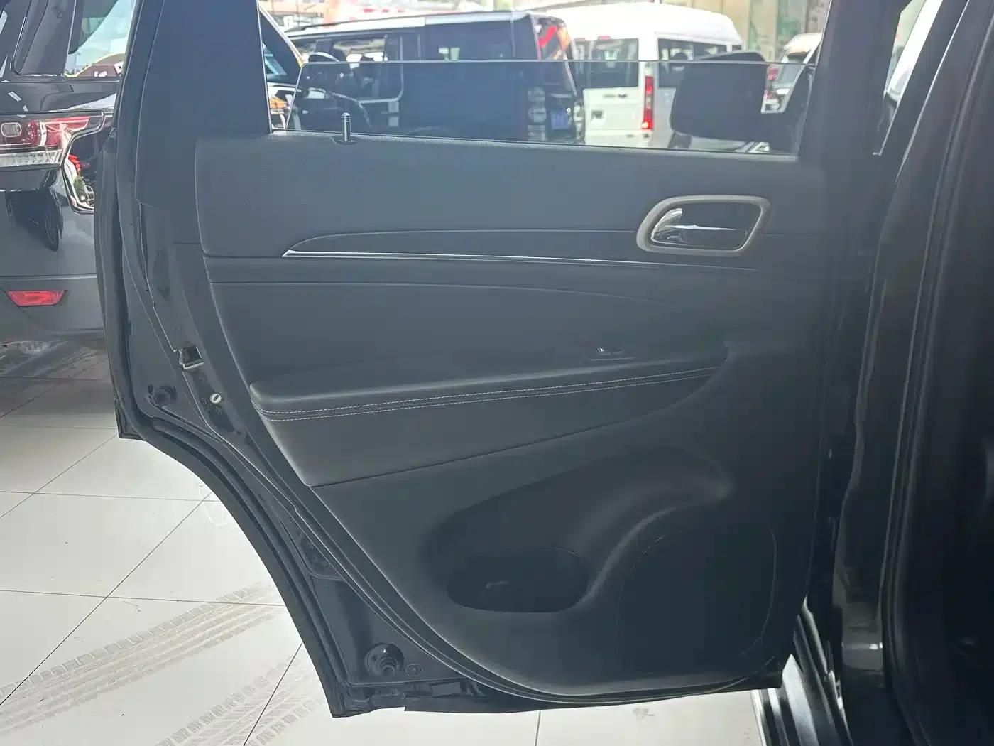 2015 Jeep Grand Cherokee Imported 3.0TD Diesel Comfort Navigation Edition — миниатюра 15