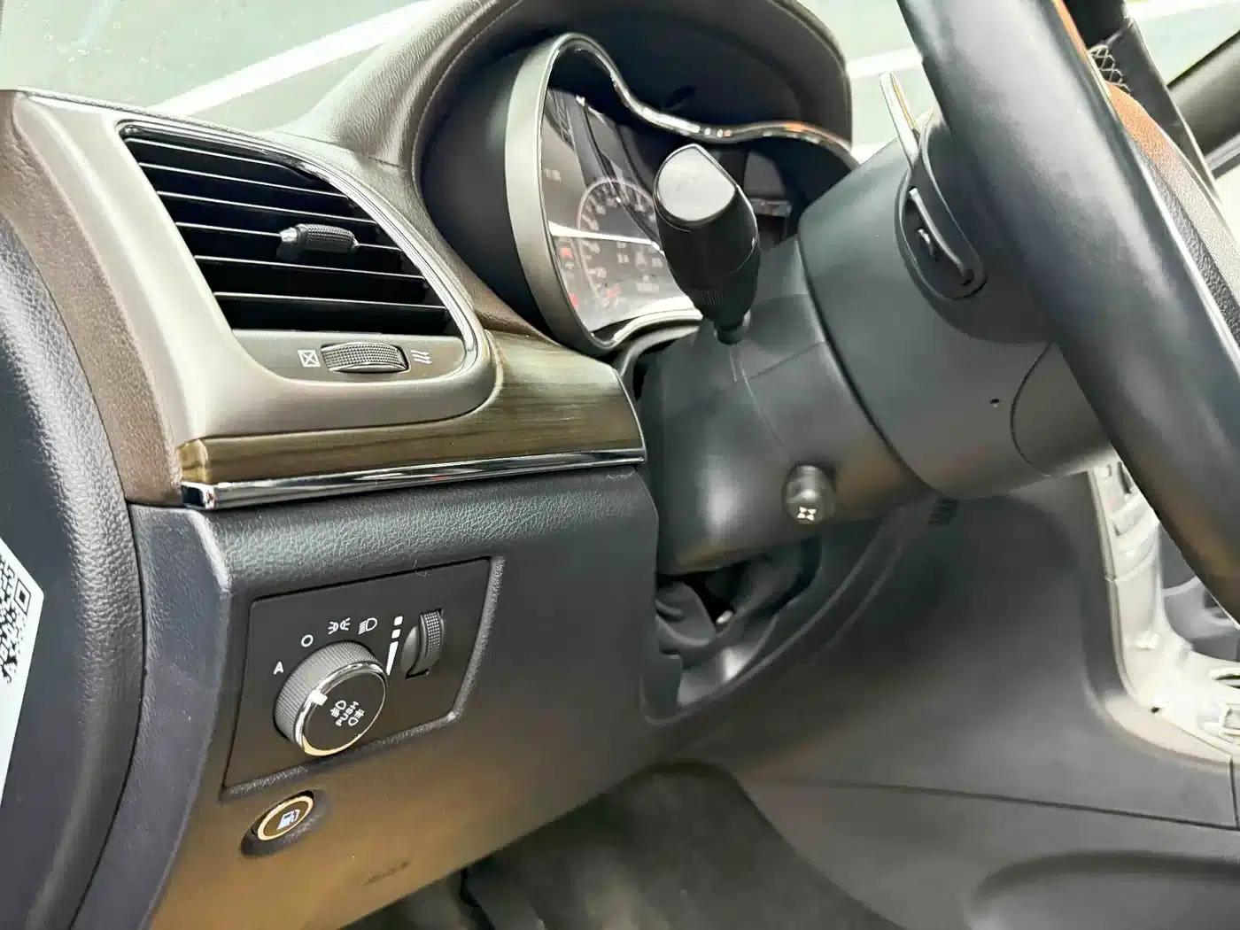 2017 Jeep Grand Cherokee Imported Model 3.6L Luxury Navigation Edition — миниатюра 12
