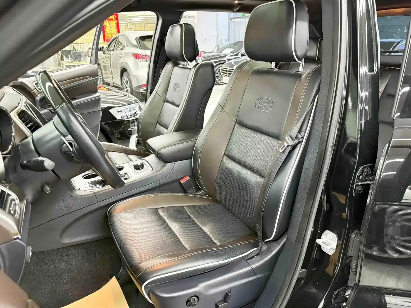 2017 Jeep Grand Cherokee Imported Model 3.6L Luxury Navigation Edition — миниатюра 14
