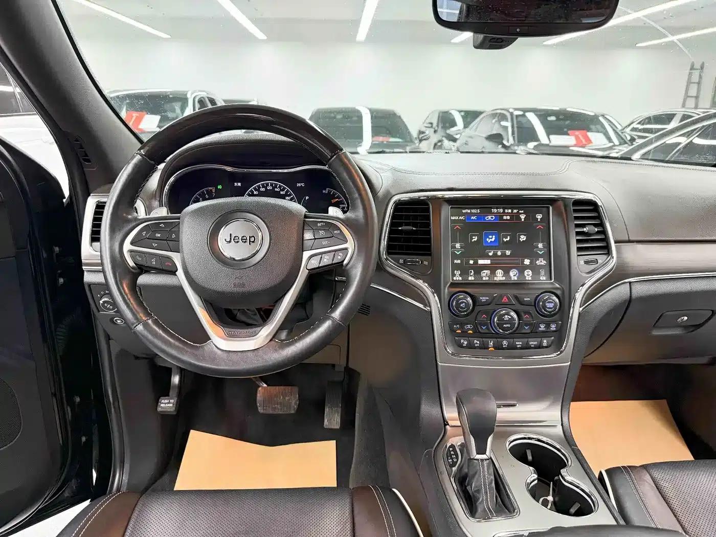 2017 Jeep Grand Cherokee Imported Model 3.6L Luxury Navigation Edition — миниатюра 16