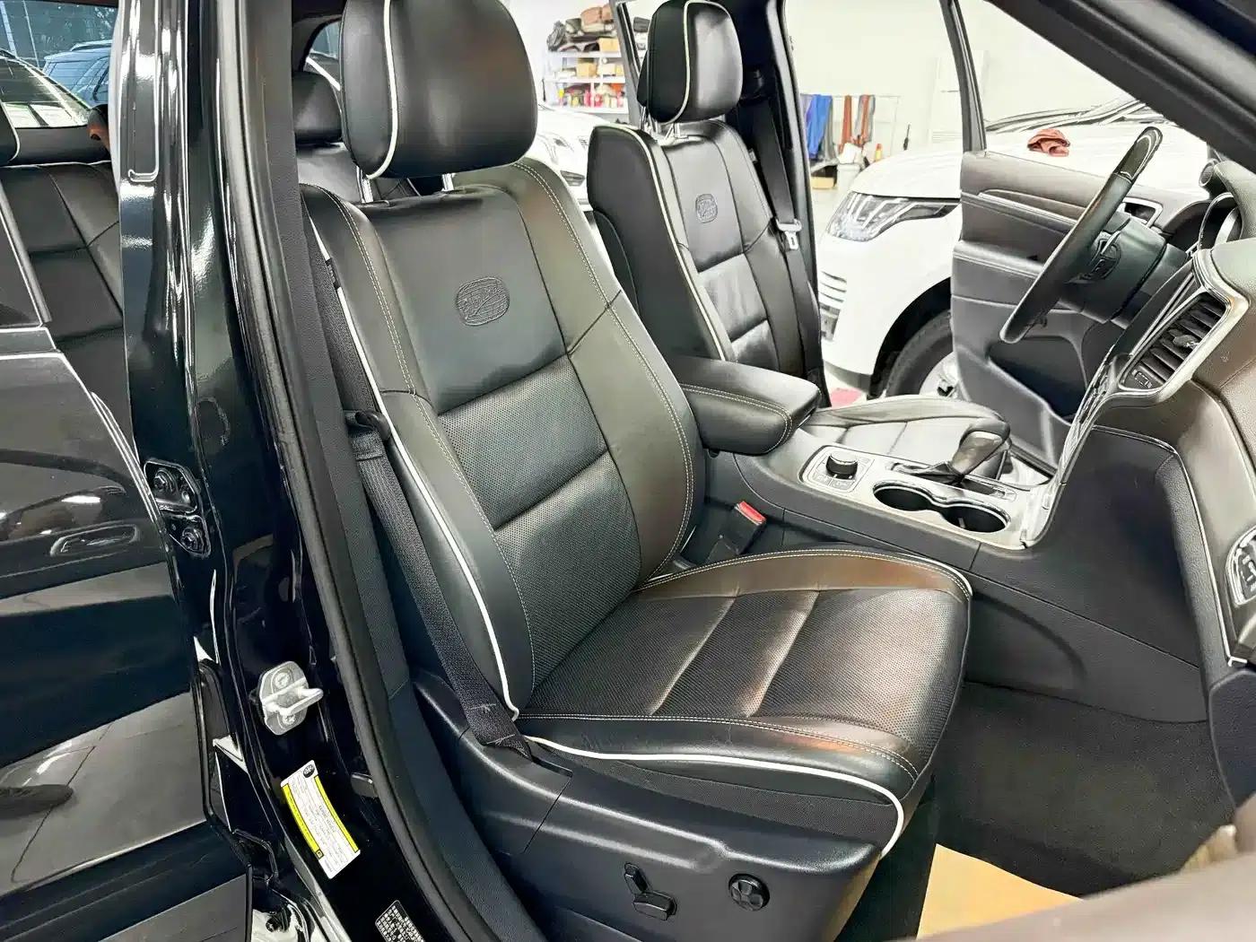 2017 Jeep Grand Cherokee Imported Model 3.6L Luxury Navigation Edition — миниатюра 17