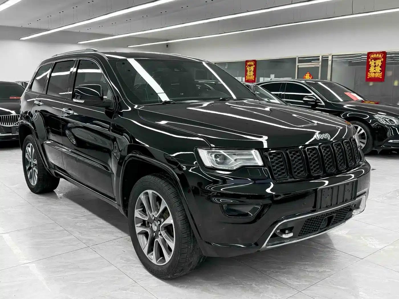 2017 Jeep Grand Cherokee Imported Model 3.6L Luxury Navigation Edition — миниатюра 3