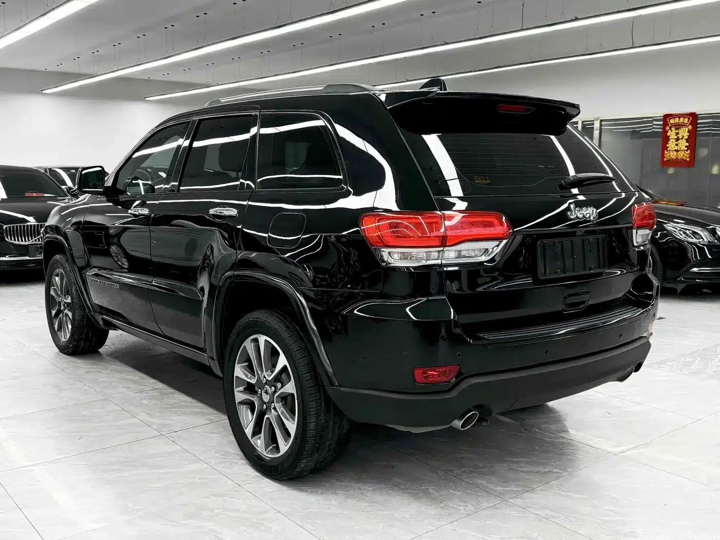 2017 Jeep Grand Cherokee Imported Model 3.6L Luxury Navigation Edition — миниатюра 4
